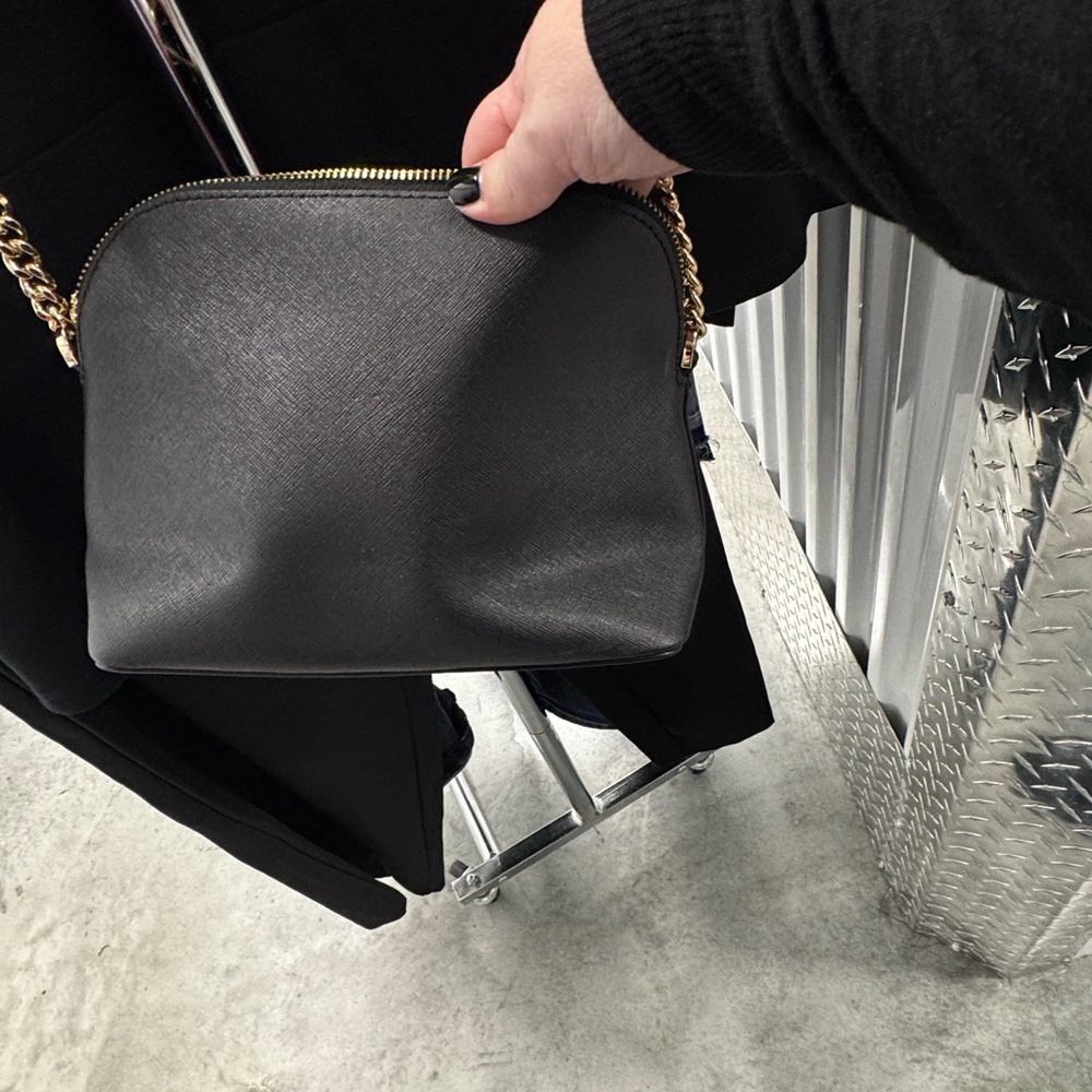 Michael Kors | Crossbody with Chain Detail in Black - Picture 4 of 5